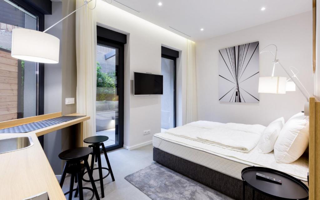 Teanna Lux Apartments photo 2