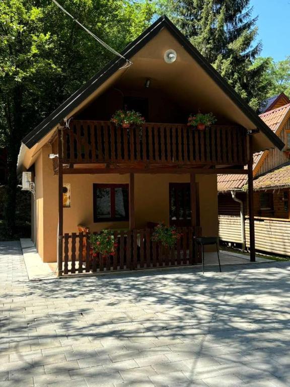 Riverside Cabin — photo 1