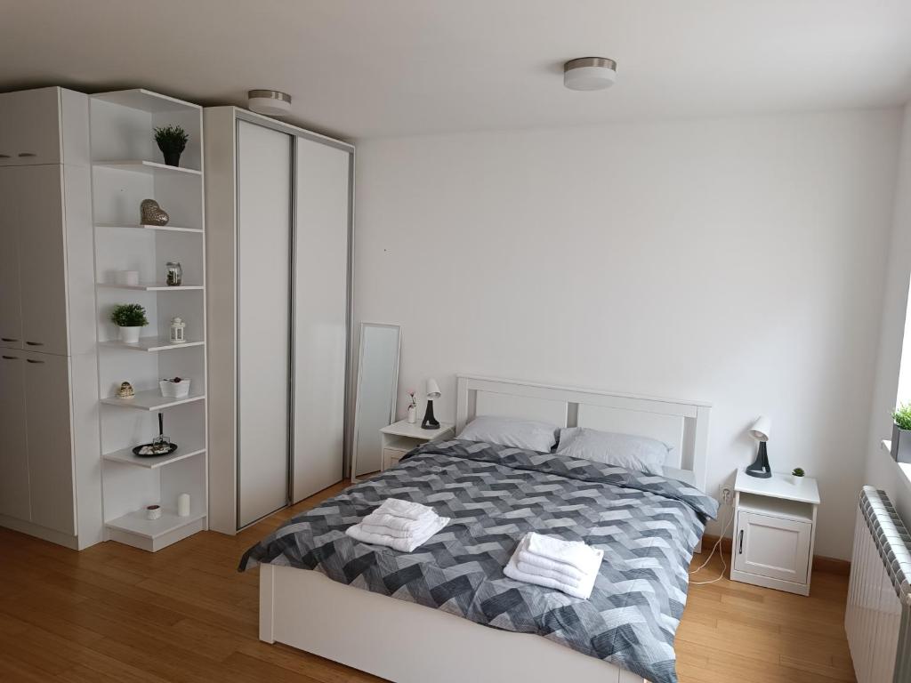 WHITE apartment photo 2