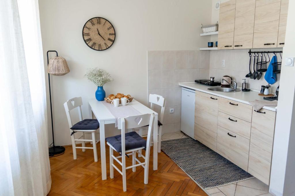 Home-Like Studio Close to Bus Station and Novi Sad Fair l Washing Machine l Breakfast photo 2