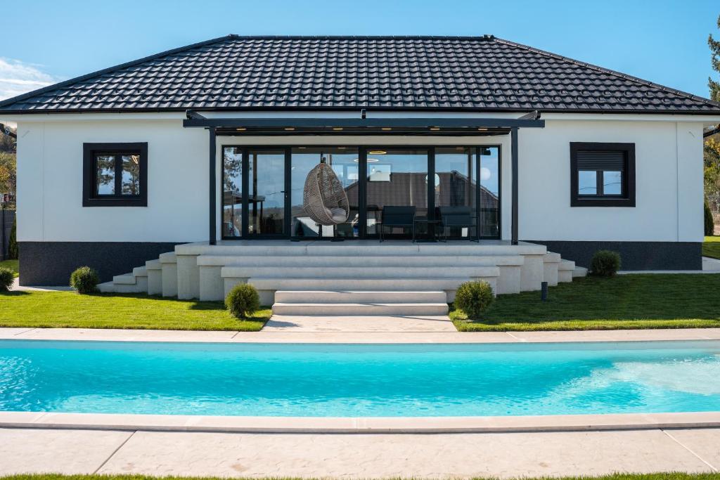 The Crown Pool Villa — photo 1