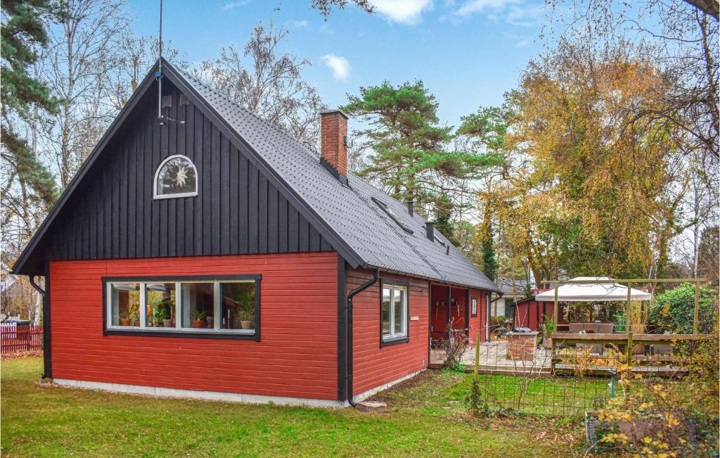 Lovely Home In Höllviken With Kitchen