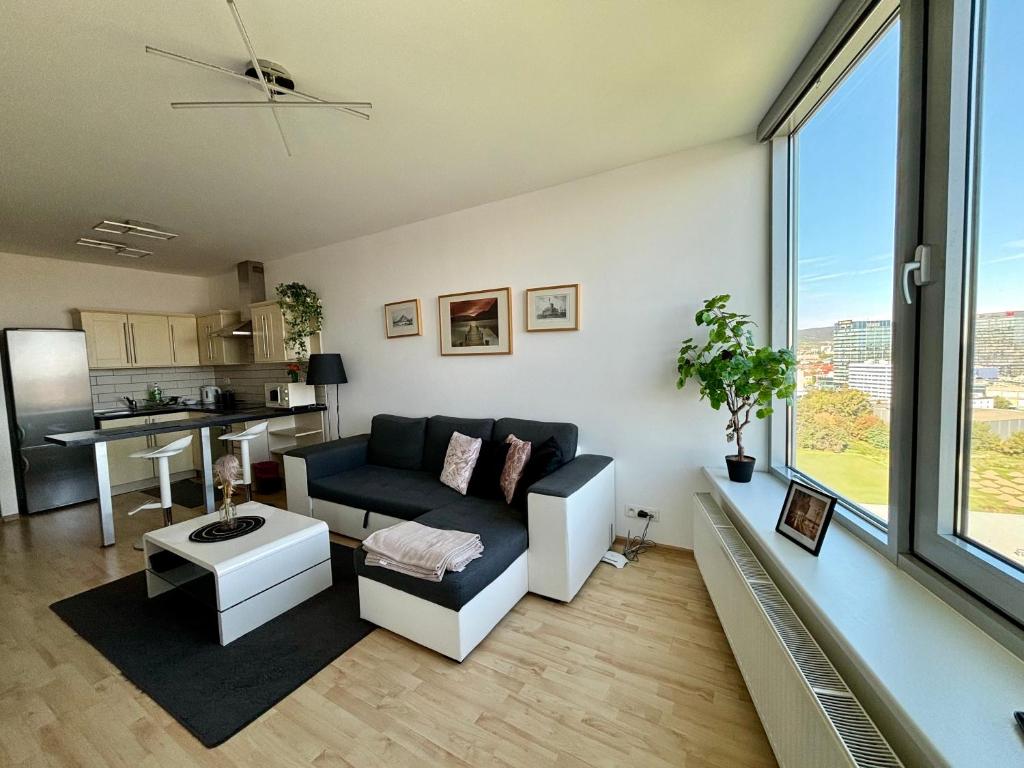 Three towers with beautiful view and parking! — photo 1