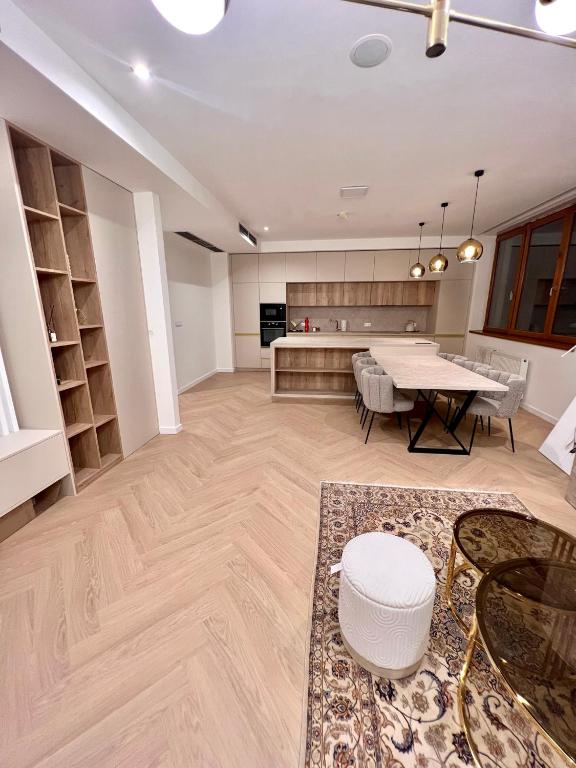 Stylish 3 bedroom apartment in the hearth of city center with history — photo 1