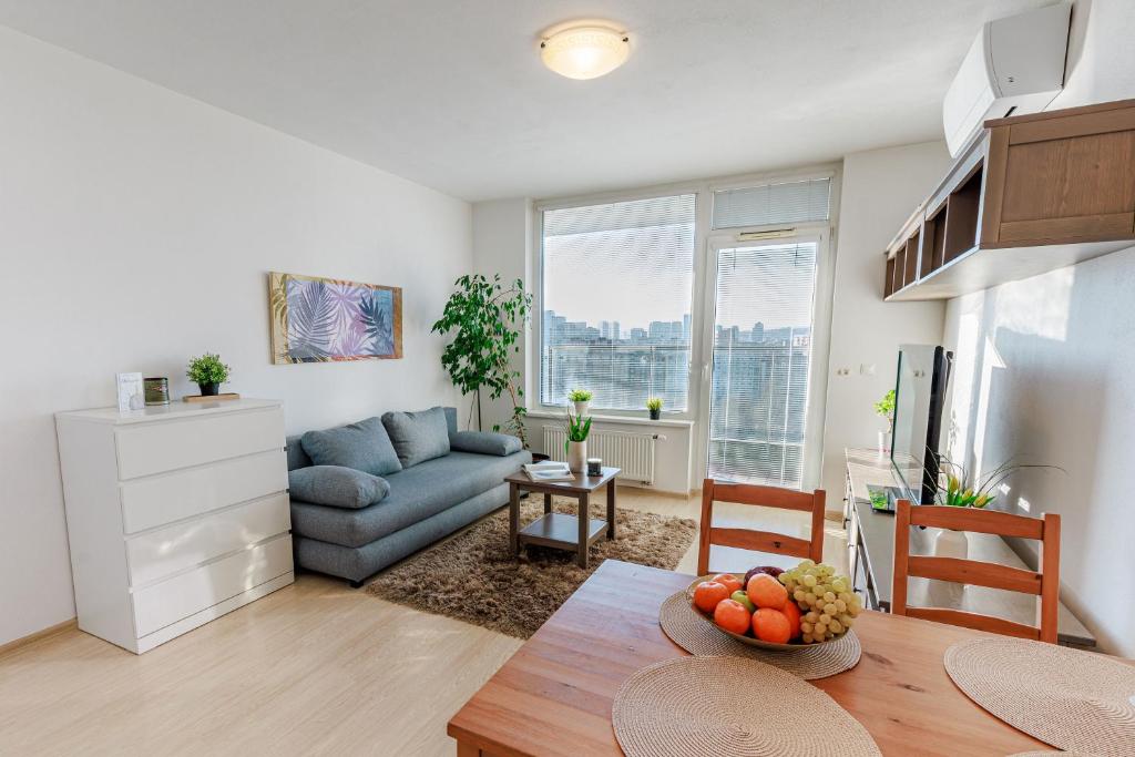 Sunny Apartment with amazing Terrace on the 13th floor near City Center — photo 1