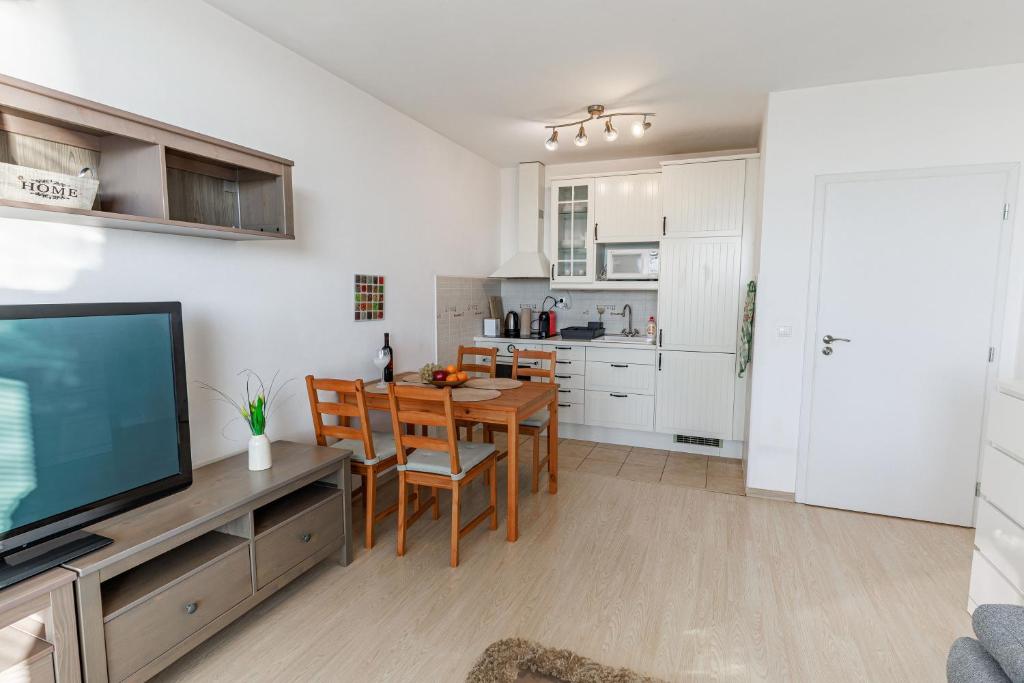 Sunny Apartment with amazing Terrace on the 13th floor near City Center photo 3