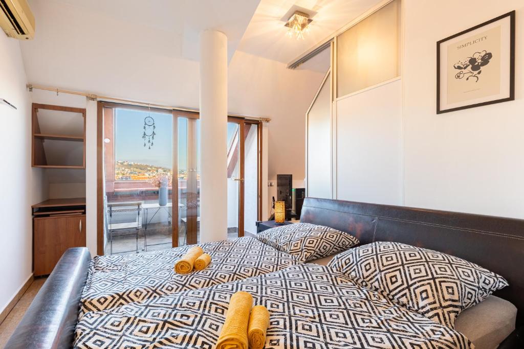 Royal City Vista Apartment — photo 1