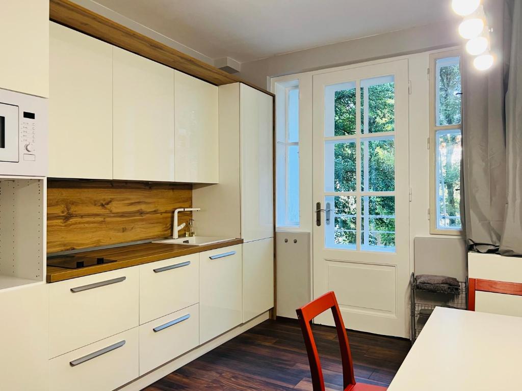Timeless Old Centre Apartment with 2 bathrooms and balcony photo 2