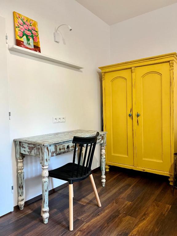 Timeless Old Centre Apartment with 2 bathrooms and balcony photo 3