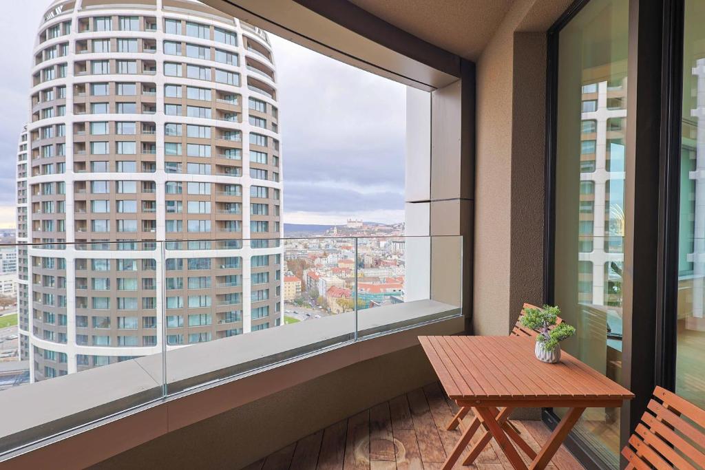 Skypark Tower 3-2 bedroom luxe apartment with free parking — photo 1