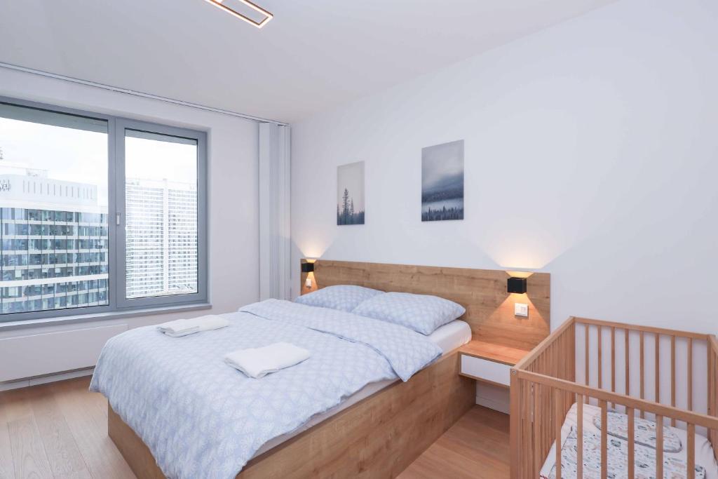 Skypark Tower 3-2 bedroom luxe apartment with free parking photo 2