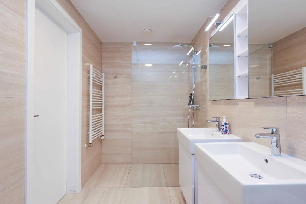 Skypark Tower 3-2 bedroom luxe apartment with free parking photo 3