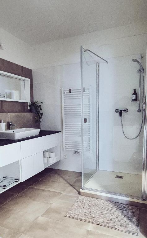 Modern Apartment ǀ AC photo 3