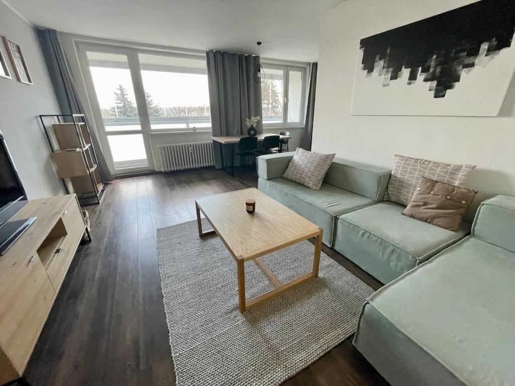 Sunny & Minimalist Apartment near the City Center — photo 1