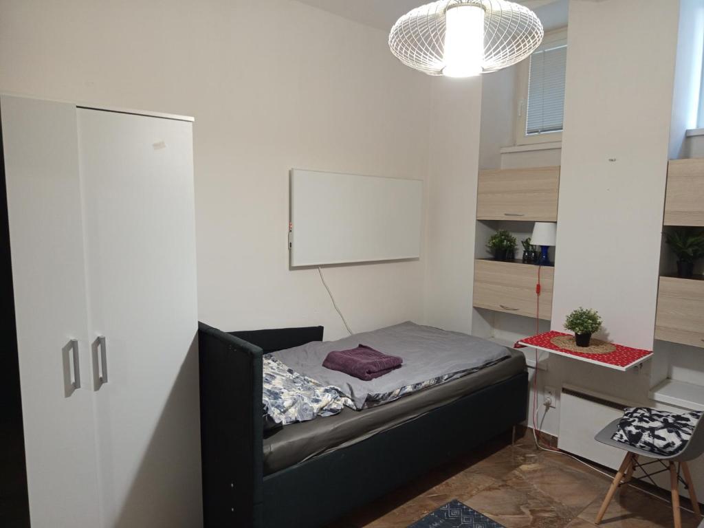 Basement Studio close to Train Station photo 2