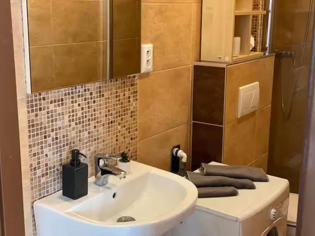 ADM Spacious Apartment in City Center - WIFI photo 3