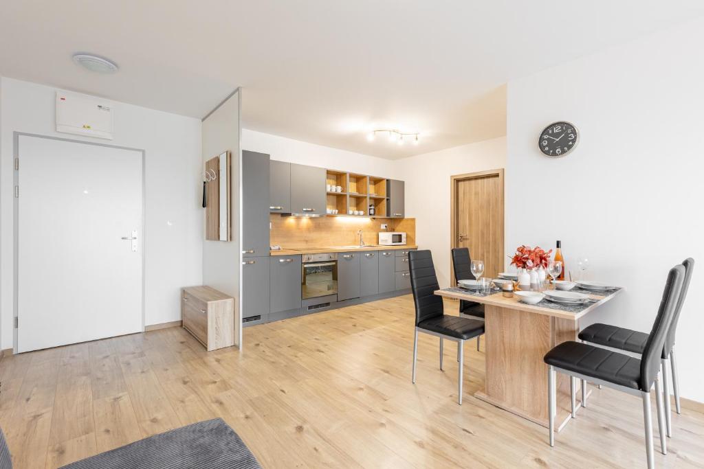 Sunny Haven: Modern 2BR photo 3