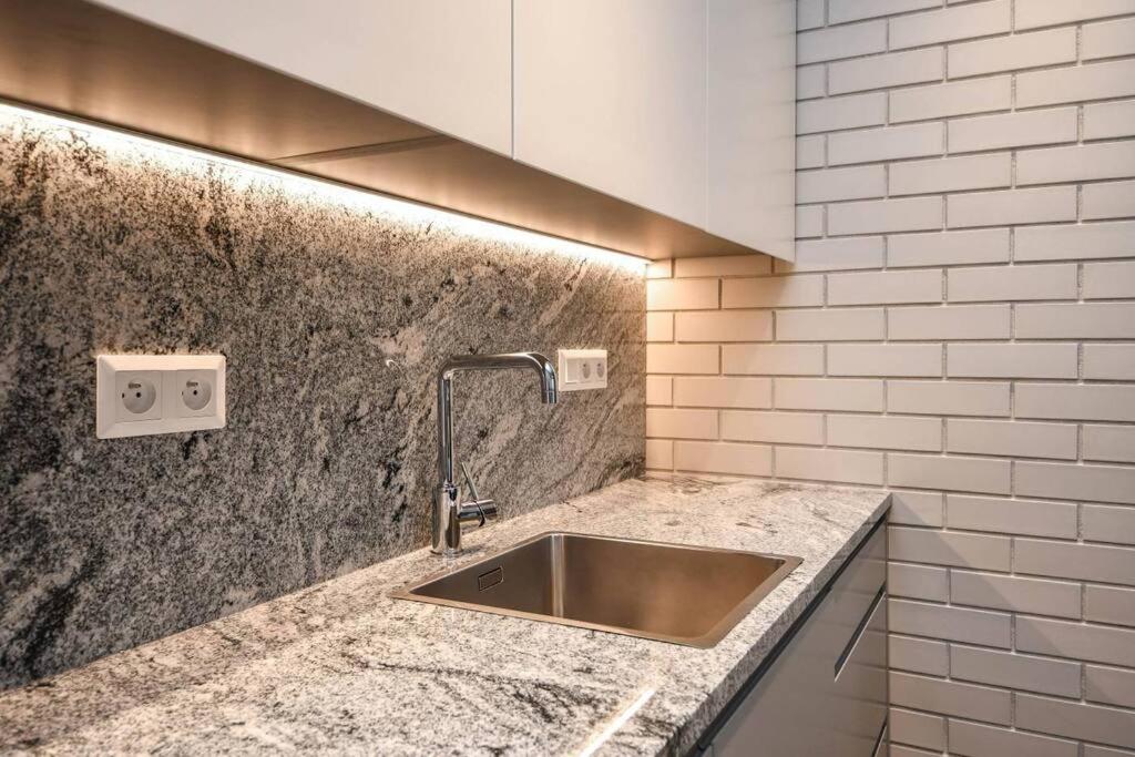 Skypark Luxury apartment with skyline view & free parking photo 3