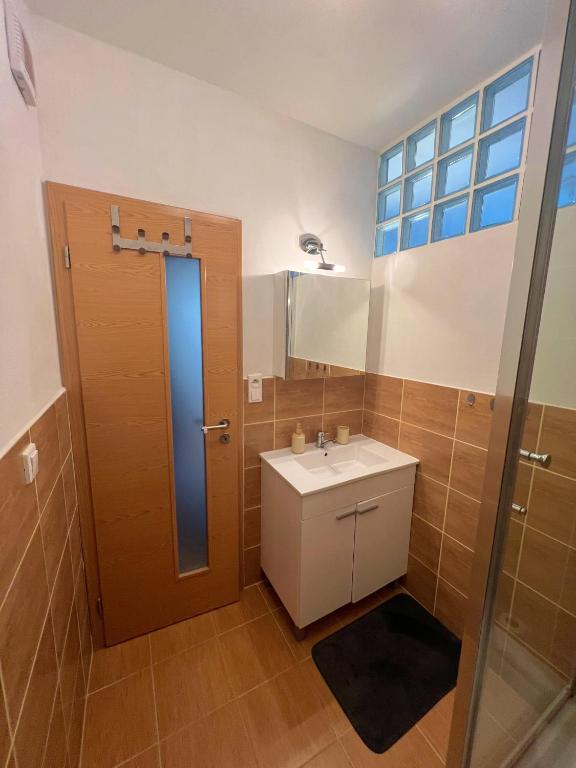 Black Lotus 2 I Downtown Apartment I Free Parking & Fresh Coffee I 24hr Access photo 3