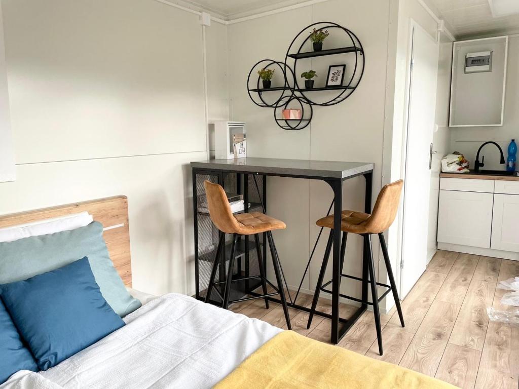 Tiny House with Mountain Views photo 3
