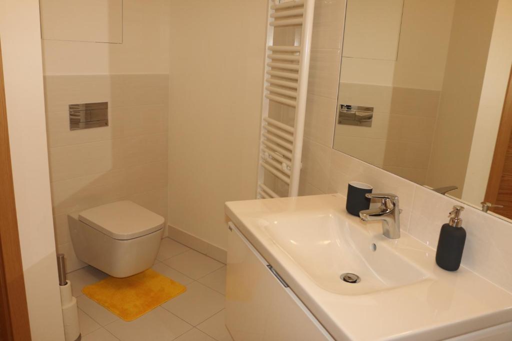 Panorama City Apartment with Free Parking photo 3