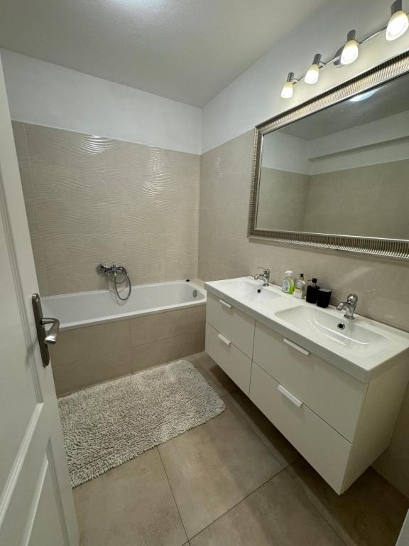 Sunny apartment on the lakes photo 3