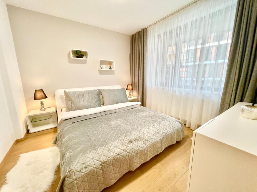 Riverside Luxury Apartment with Garage photo 2