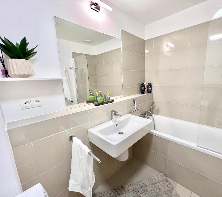 Riverside Luxury Apartment with Garage photo 3