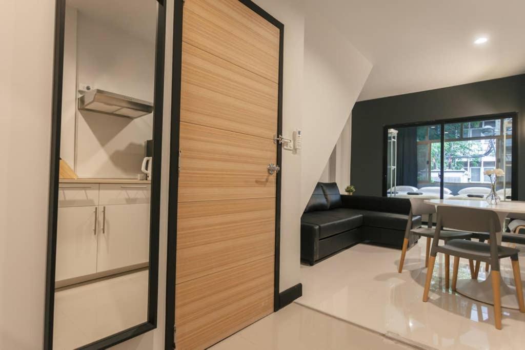S2 Silom Large room 4-6 guests Full kitchen WIFI — photo 1