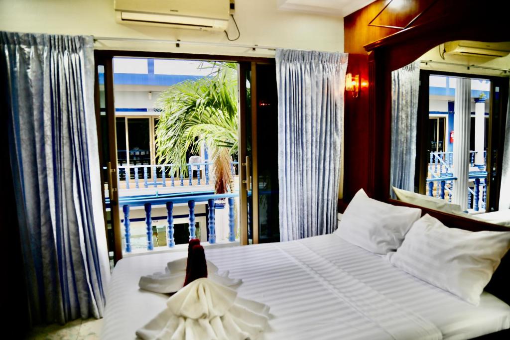 The Club Inn - Kamala Beach photo 2