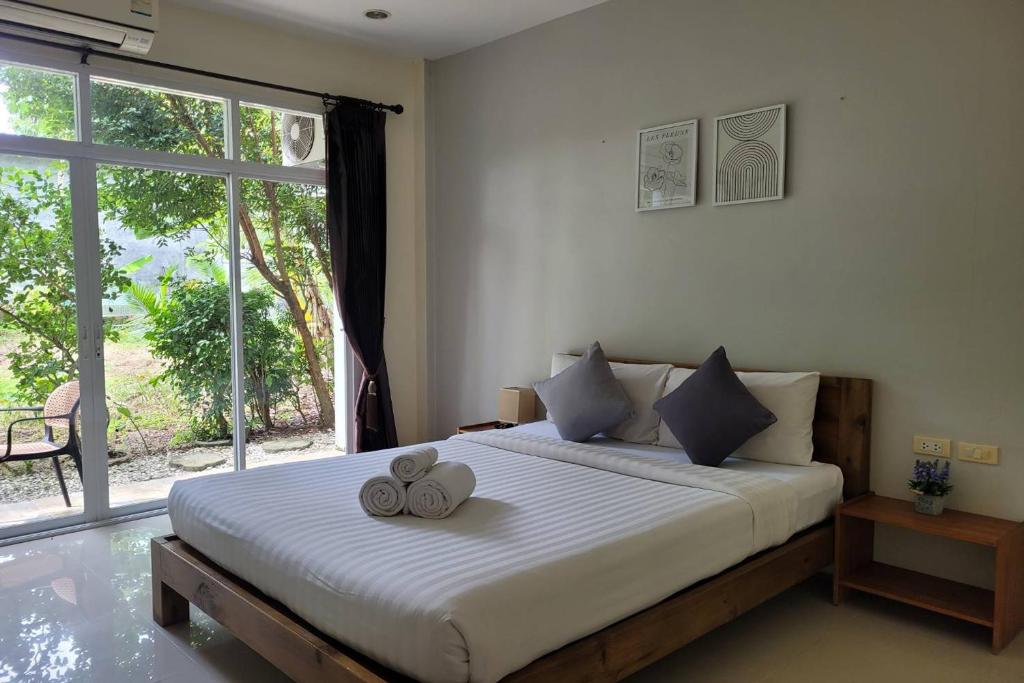 Snooze Inn Phuket - Free Shuttle to Bang Rong Pier photo 2