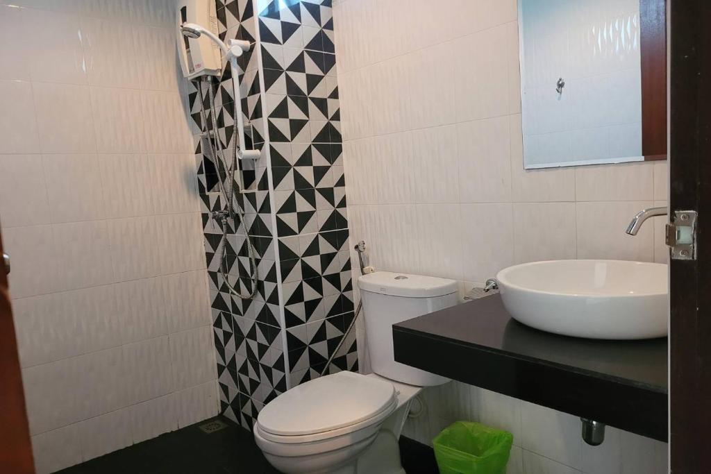 Snooze Inn Phuket - Free Shuttle to Bang Rong Pier photo 3