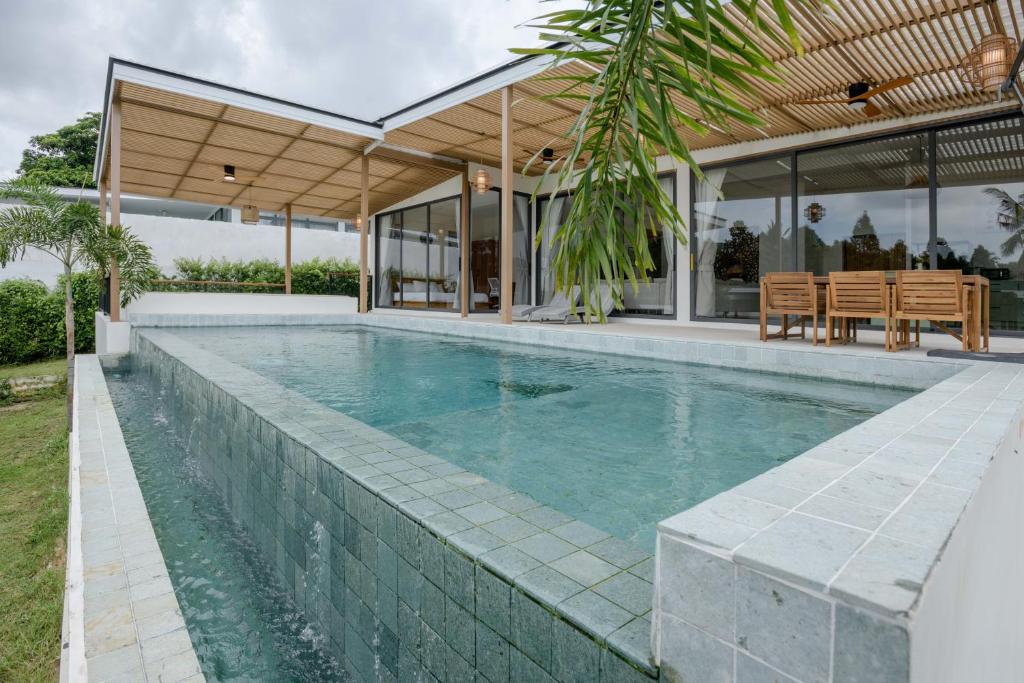 Tropical Peaceful Poolside Retreat — photo 1