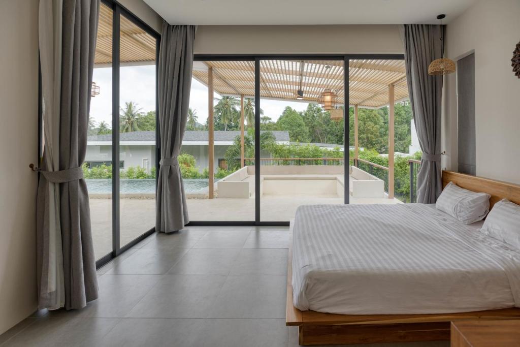 Tropical Peaceful Poolside Retreat photo 2