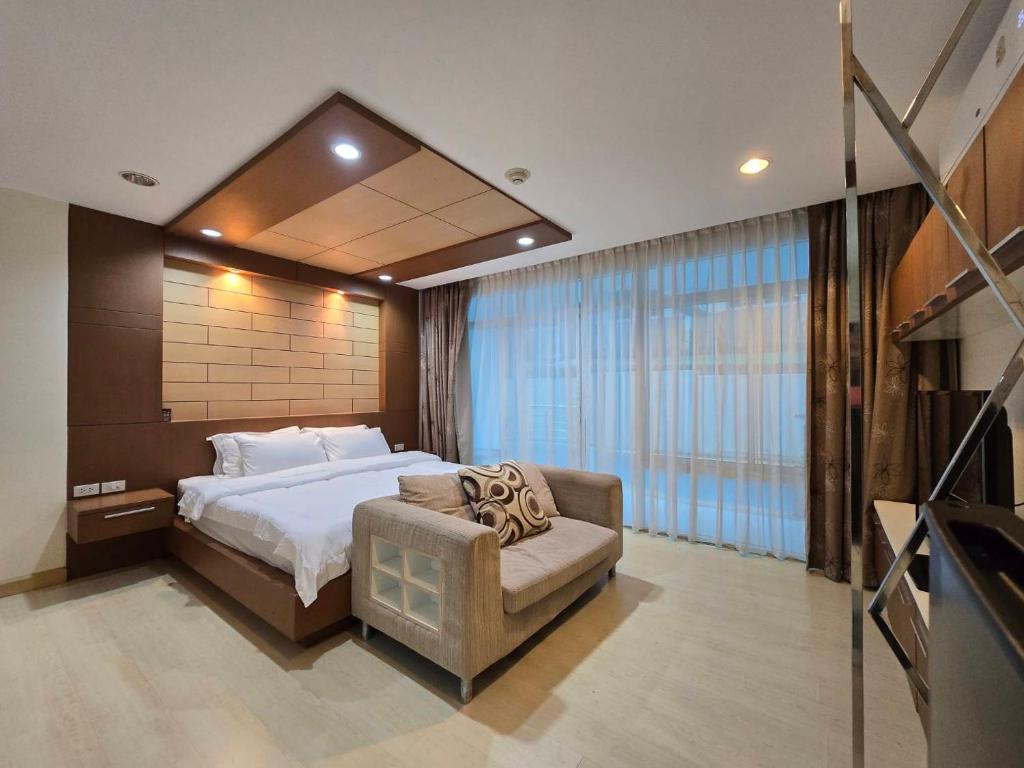 The beach bangsaen condo daily room Poolside photo 2