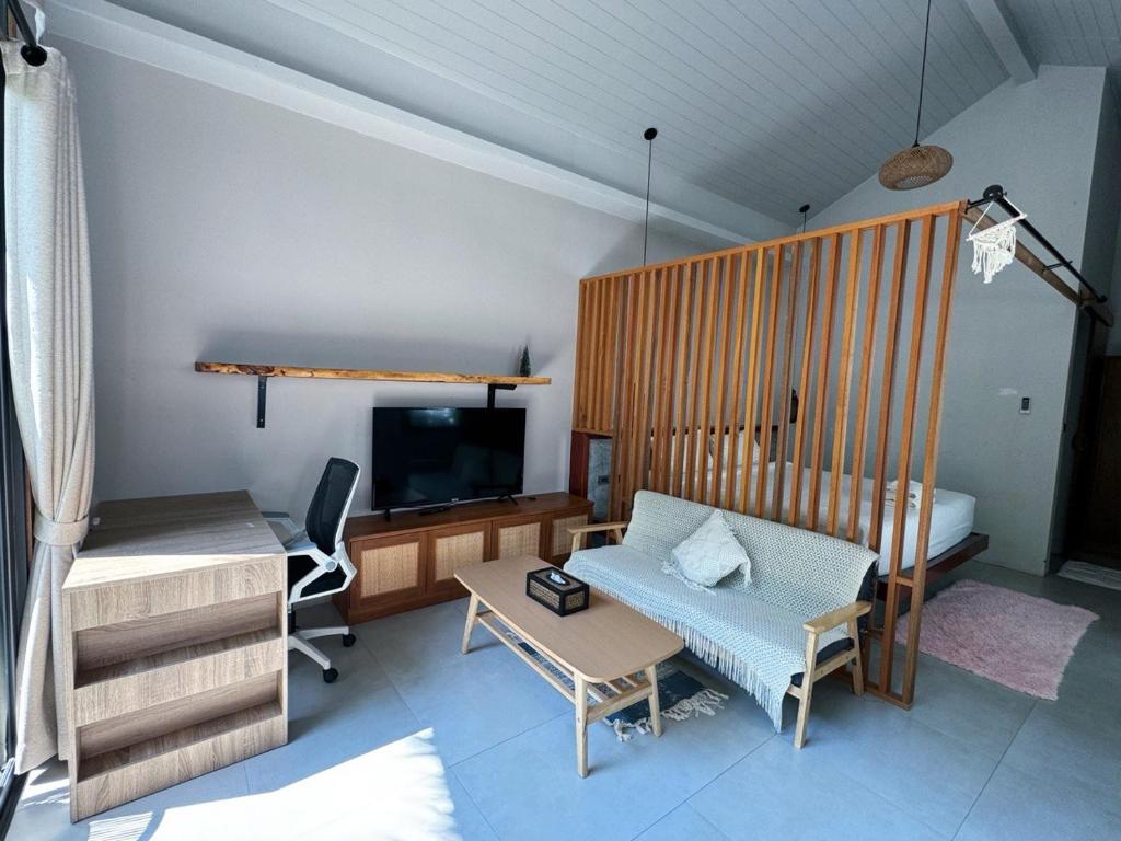 Tropical Bali Style House with Kitchen outside and Shared Pool — photo 1