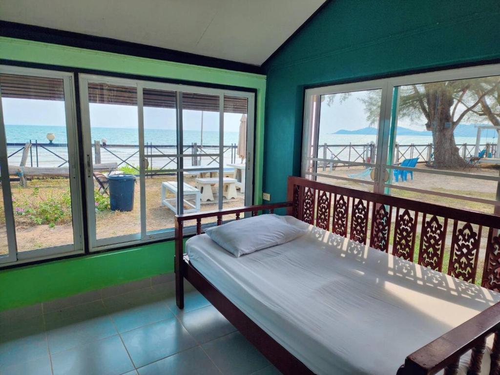 Rimhad Villa 4BR Maepim beachfront-Rayong photo 2