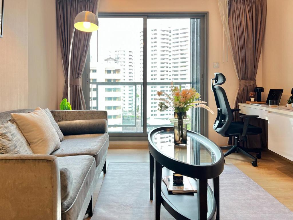 Stylish Modern 1BR - Ultra Fast Wifi - BTS Phrom Phong — photo 1