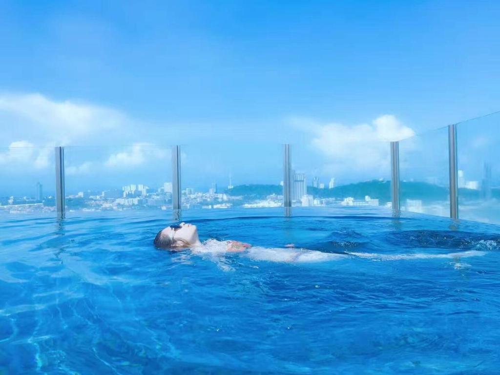 s泰国芭提雅thebase无边泳池公寓 市中心 临近大海 — photo 1