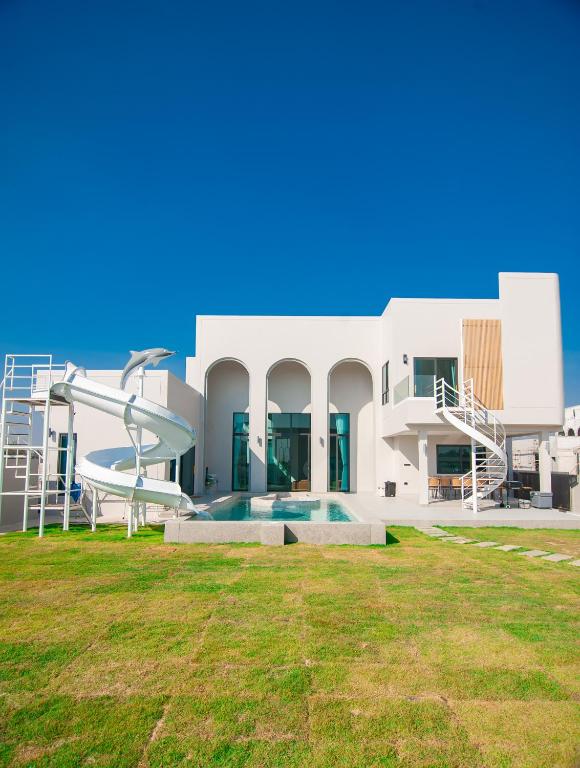 The Woofington Pet Friendly Pool Villa — photo 1