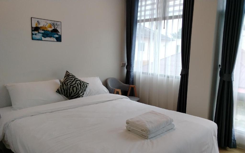 Sandy hotel — photo 1