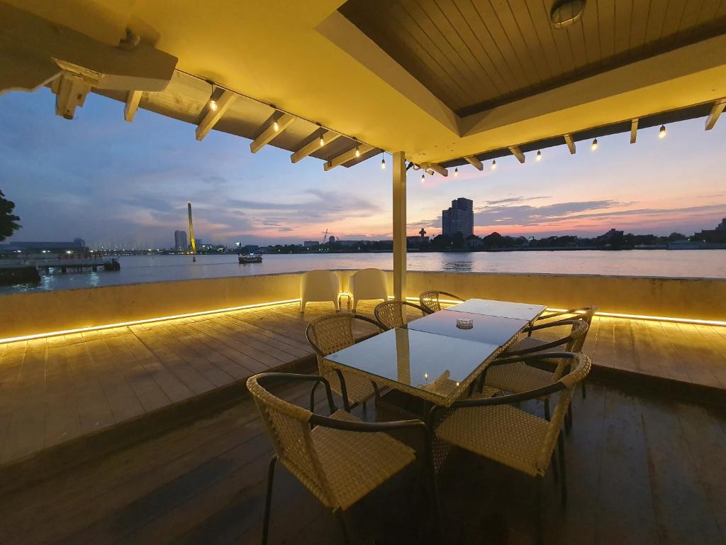 Chao phraya riverfront house Baan Rimphraya photo 2