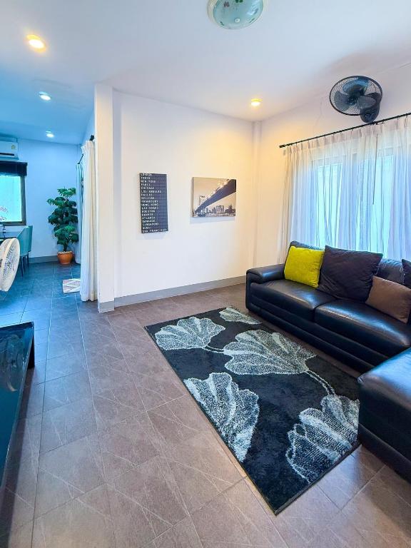 Tropical 2 Bedroom Pool House In Central Location — photo 1