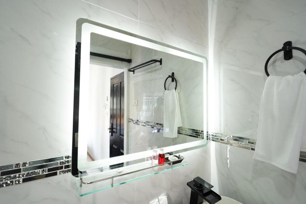 Thonglor Suites Hotel photo 2