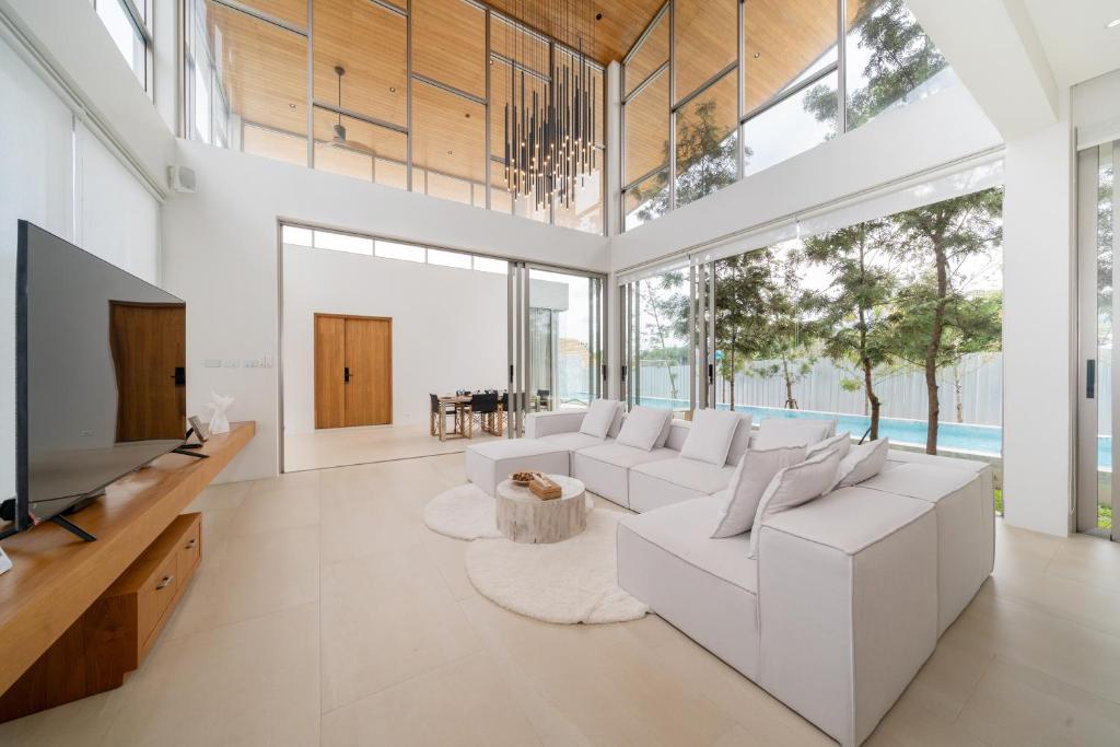 Modern Masterpiece with Tropical Flair! 5BR Villa Trinity C4 — photo 1