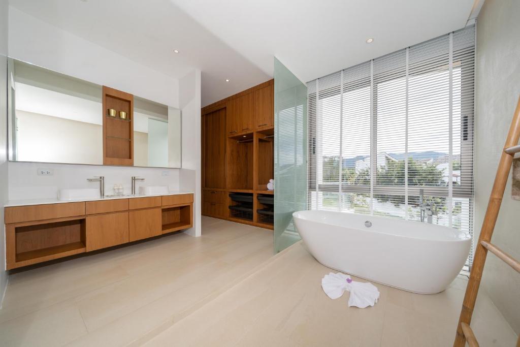 Modern Masterpiece with Tropical Flair! 5BR Villa Trinity C4 photo 3