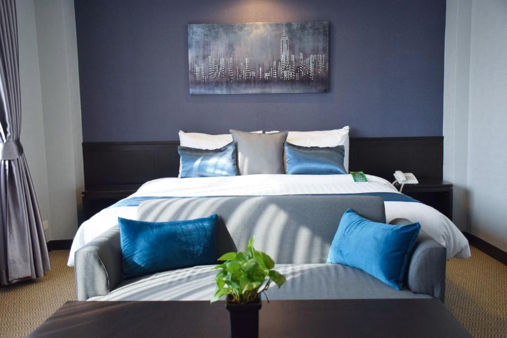 The Color Living Hotel photo 2