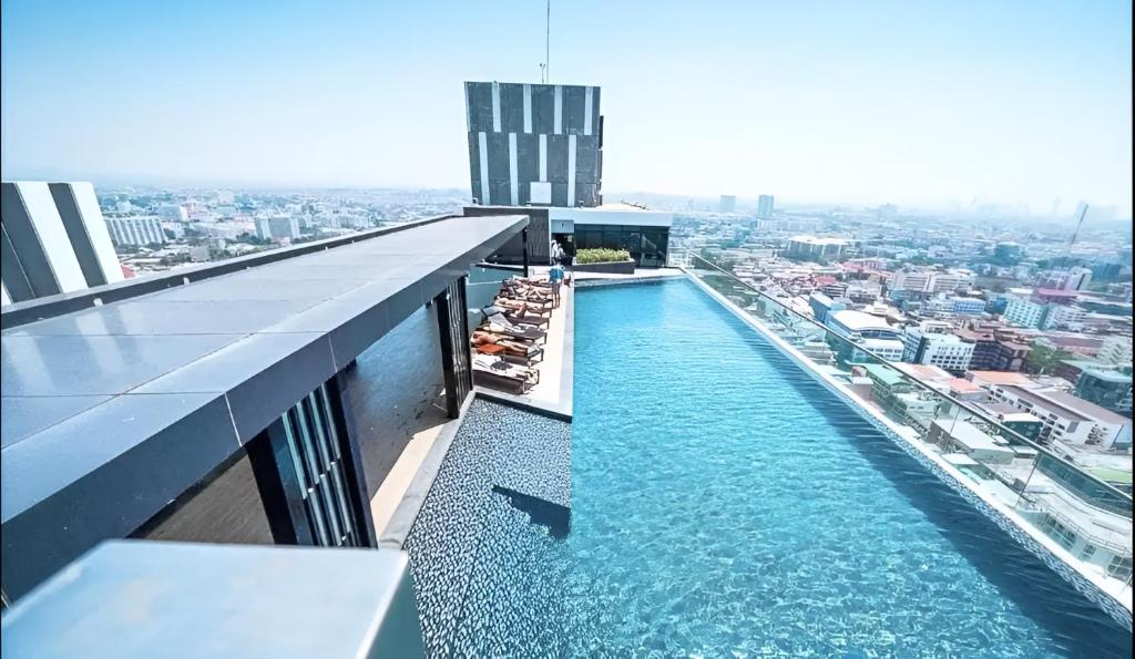 The Base Central Pattaya - Rooftop Pool and Lounge — photo 1