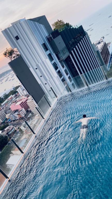 BASE Central PATTAYA Long Balcony King-Bed with Infinity Pool photo 2