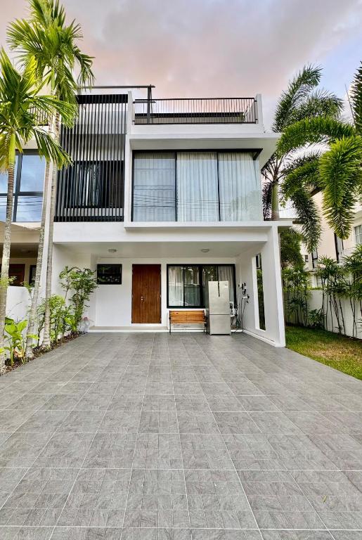 Spacious 3 bedroom townhouse in Laguna — photo 1